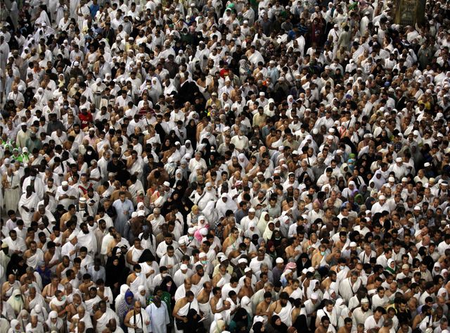 Des fidèles quittant le lieu se sont croisés avec un grand nombre d'autres qui voulaient l'atteindre