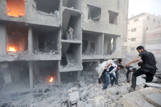 Bombardement à Douma, principal fief des rebelles dans la province de Damas, en juin 2015