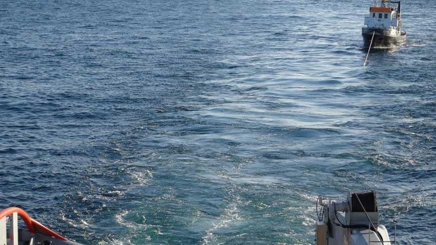 Un navire remorqué d'office par la Marine nationale