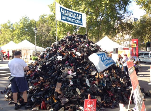 Une pyramide de chaussures contre les bombardements de civils