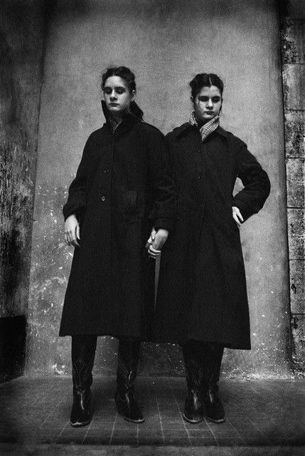 Jane Evelyn Atwood Jumelles aveugles, L’Institut Départemental des Aveugles, Saint-Mandé, France, 1980.