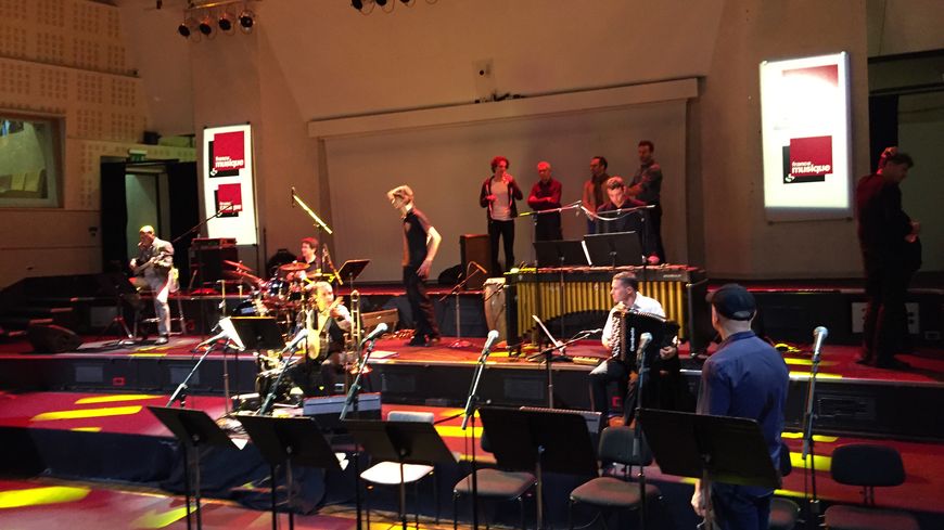 Installation des musiciens d'Irma la Douce