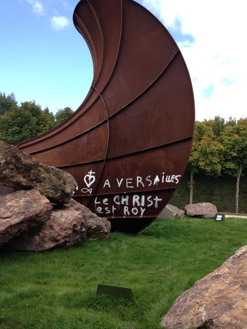 Dirty corner, oeuvre d'Anish Kapoor vandalisée le 6 septembre 2015 dans les jardins du château de Versailles