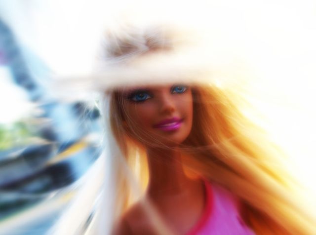Barbie n'a plus la côte, pourtant elle sourit