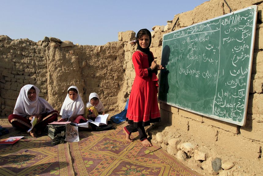 Des petites filles afghanes apprennent à lire dans une école fondée par la Bangladesh Rural Advancement Comittee (Sept.2015)