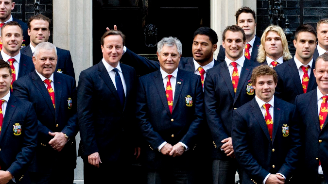 Les "oreilles de lapin" de Manu Tuilagi au Premier ministre anglais