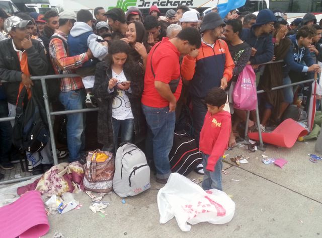 Des migrants attendent au poste frontière de Nichelsdorf entre la Hongrie et l'Autriche