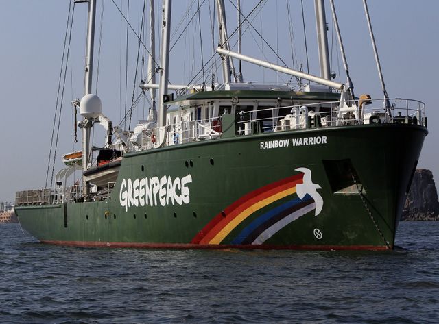 Après le naufrage du premier Rainbow Warrior, Rainbow Warrior II et III (photo) ont pris la relève pour sillonner les mers