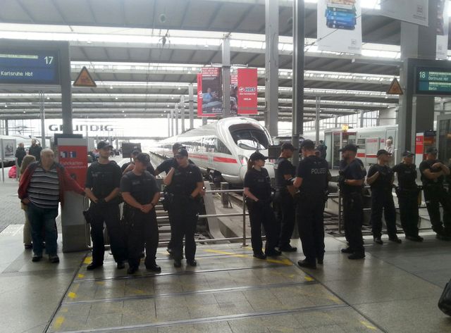 La police attend les réfugiés à la gare de Munich