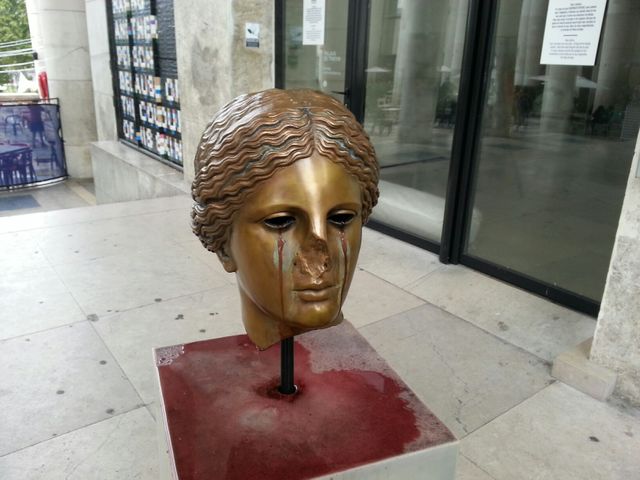 « C’est une sculpture qui pleure du vin … »