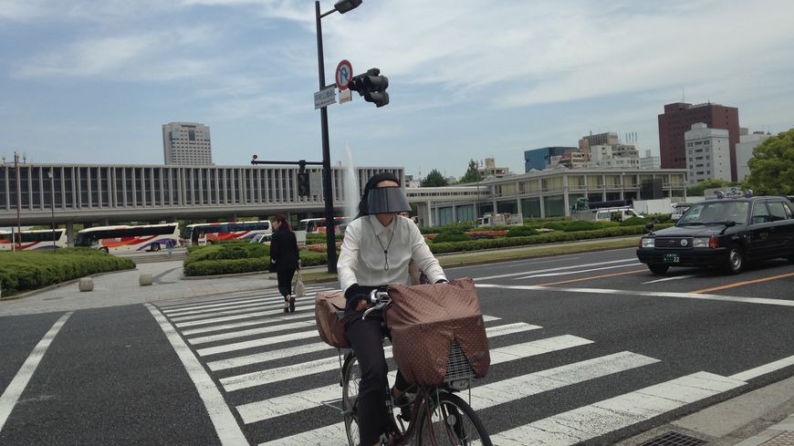 Fille avec le vélo - Hiroshima / mémorial