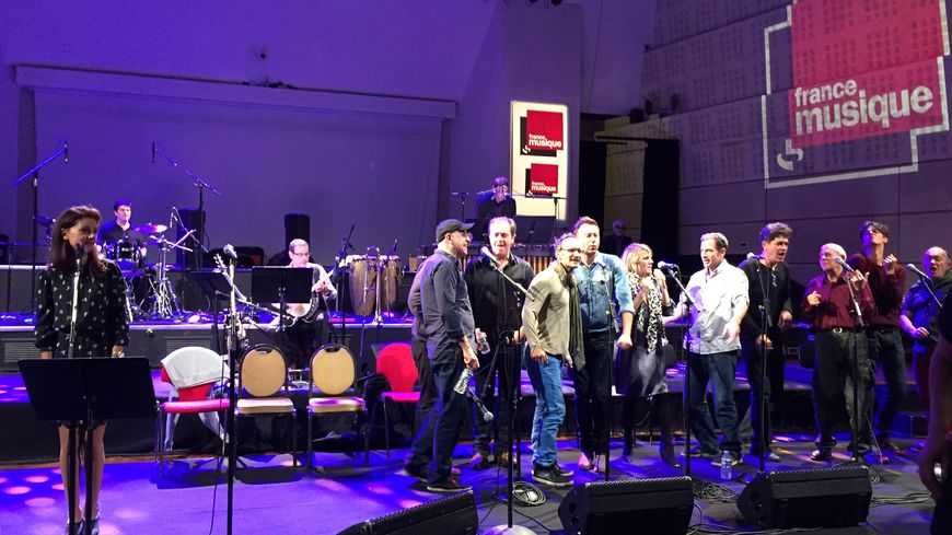 Tous les chanteurs d'Irma la douce accompagnent Marie-Julie Baup