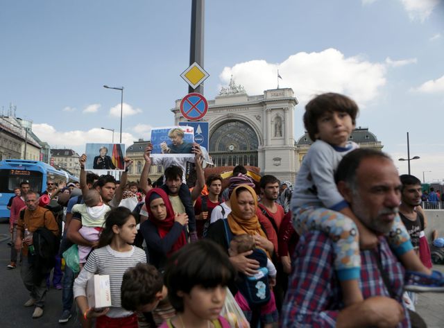 Environ 300 migrants ont fui leur centre de rétention pour tenter de rejoindre l’Autriche ou l’Allemagne