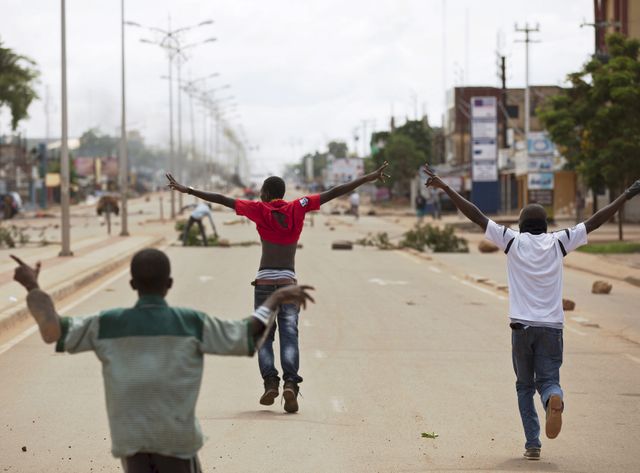 A Ouagadougou les anti-coup d'état protestent