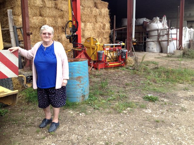 Gisèle devant la ferme