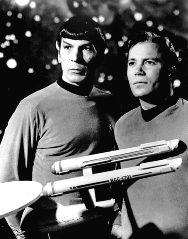 Image publicitaire de Leonard Nimoy et William Shatner en tant que Mr. Spock et Captain Kirk (Star Trek)