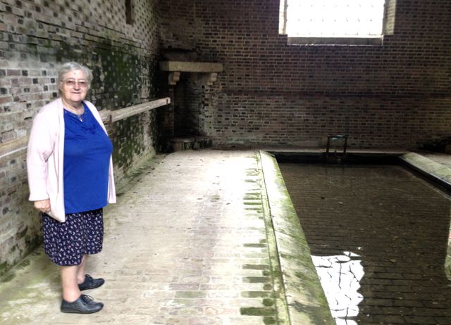 Gisèle dans le lavoir de Berule