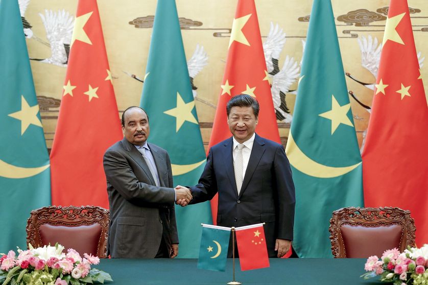Chinese President Xi Jinping (R) shakes hands with Mauritania's President Mohamed Ould Abdel Aziz