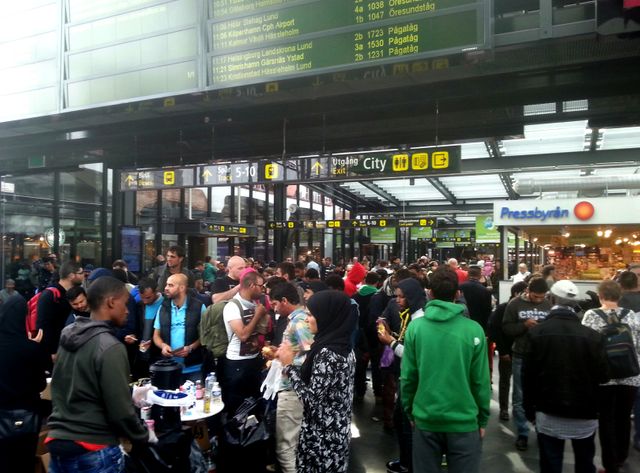 Des réfugiés arrivent à la gare suédoise
