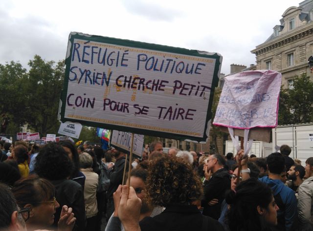 Alors que l'opinion publique reste partagée sur le sujet de l'accueil des migrands, 8.500 personnes ont défilé à Paris