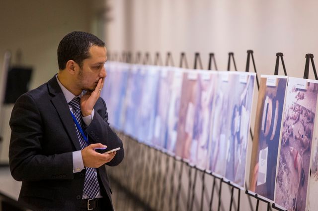 Les photos de "Cesar" exposés su sièges de l'ONU difficilement supportables