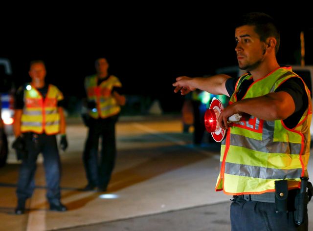 La police allemande vérifie les véhicules sur l’autoroute A3 qui relie l’Allemagne à l’Autriche, dans le sud du pays