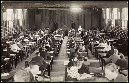 Une salle d'examens, 1920