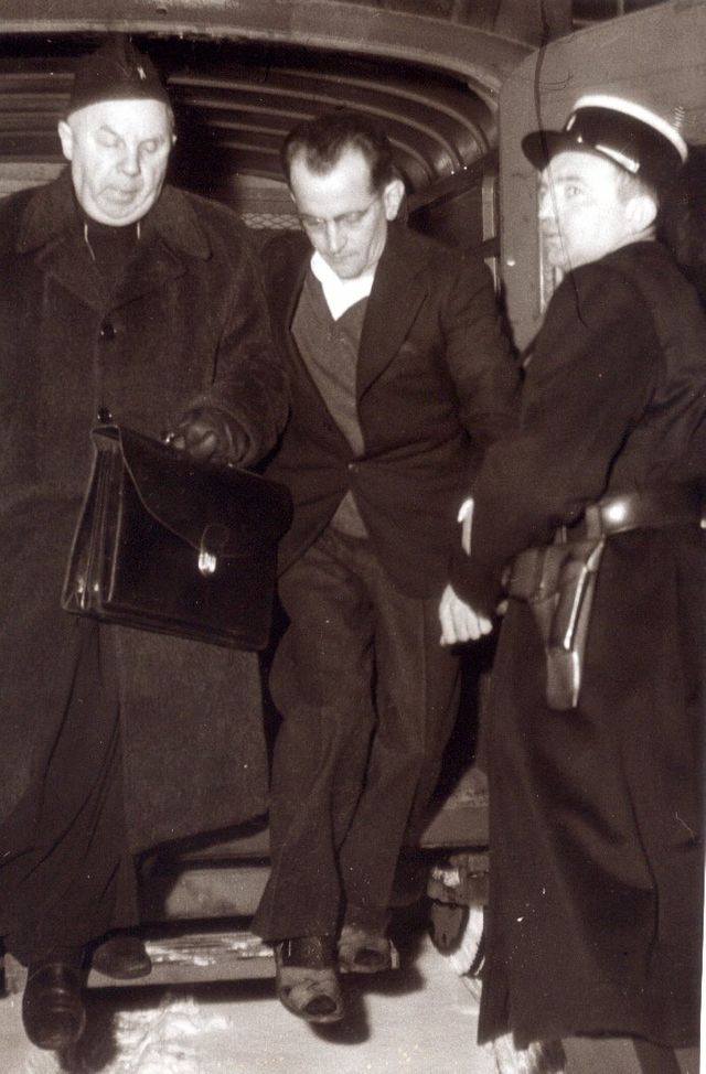 Guy Desnoyers, curé d'Uruffe, arrivant à son procès à Nancy en 1958