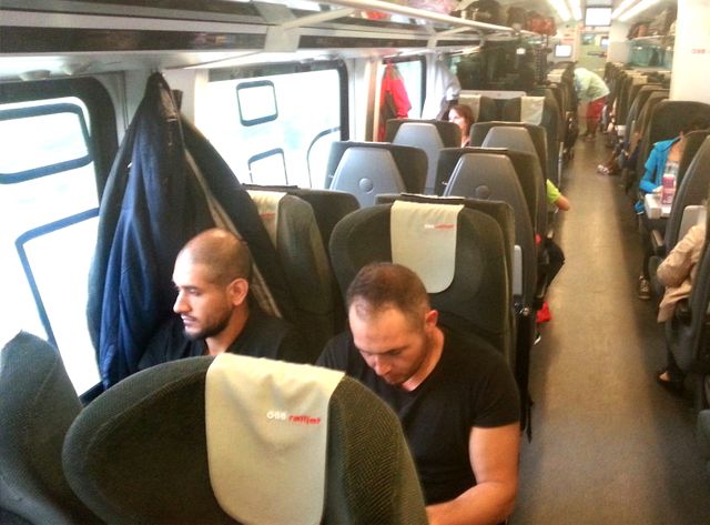 Mohammad et Anas dans le train entre Vienne et Munich