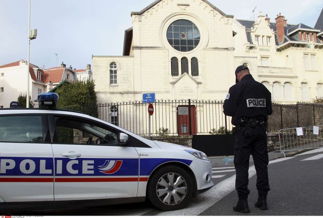 Un policier en faction devant la synagogue de Biarritz, janvier 2015