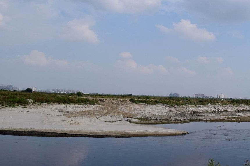 La rive de la rivière Yamuna a été creusée jusqu'à former ce coude. Les traces de camion sont bien visibles.