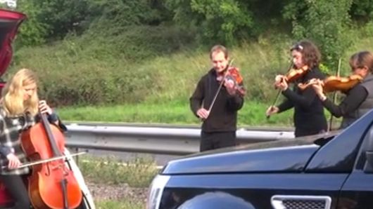 Le quatuor à cordes interprétant le Canon de Pachelbel sur l'autoroute M5 en Angleterre