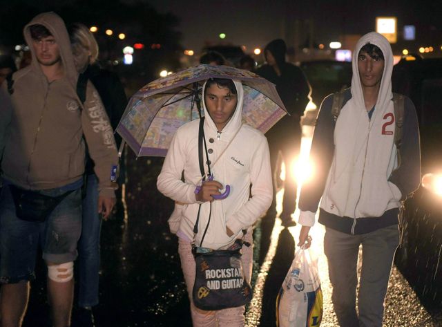 Les réfugiés sont arrivés à pied sous une pluie battante
