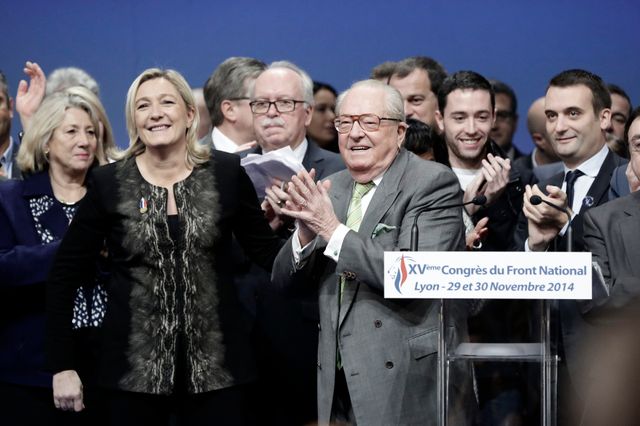 Wallerand de Saint-Just,ici entre Le Pen père etfille, était entendu par les juges chargés de ce dossier.