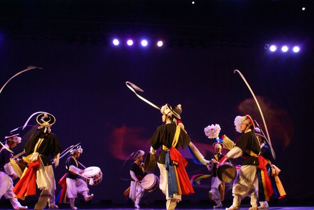 Kim Duk-soo, Kim Ri-haé & SamulNori Hanullim Performing Arts Troupe