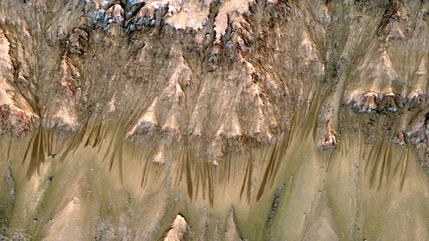 Sur Mars, "Recurring Slope Lineae" (Lignes récurrentes sur pente)