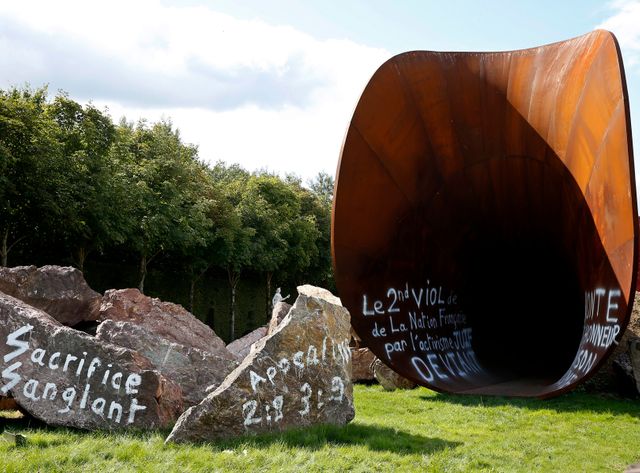 Installé dans l'axe principal du parc, "Dirty Corner" ("coin sale"), est un tunnel d'acier rouillé de 60 m de long