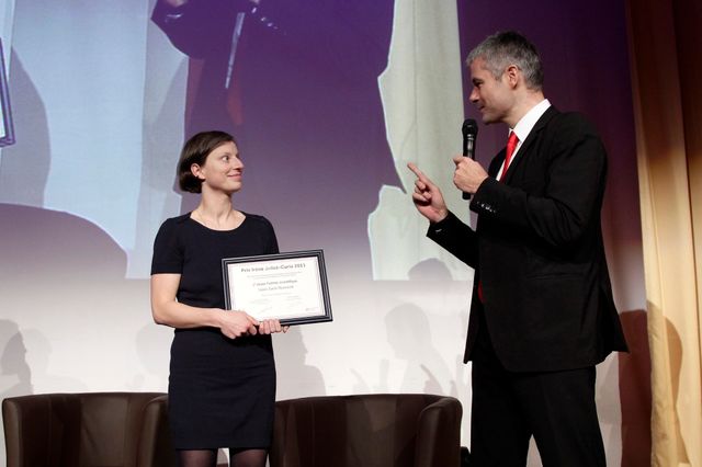 La mathématicienne Laure Saint-Raymond reçoit l'un des prix Irène Joliot-Curie des mains de Laurent Wauquiez