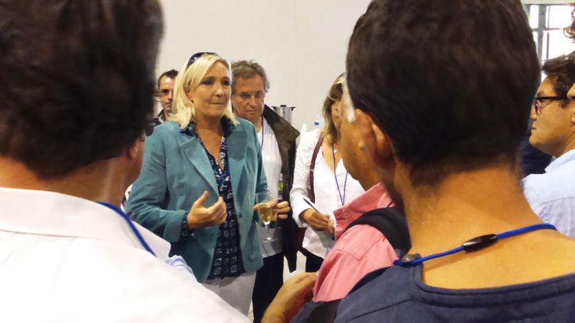 Marine Le Pen avec les journalistes, à Marseille, lors de l'université d'été du Front national, le 6 septembre 2015