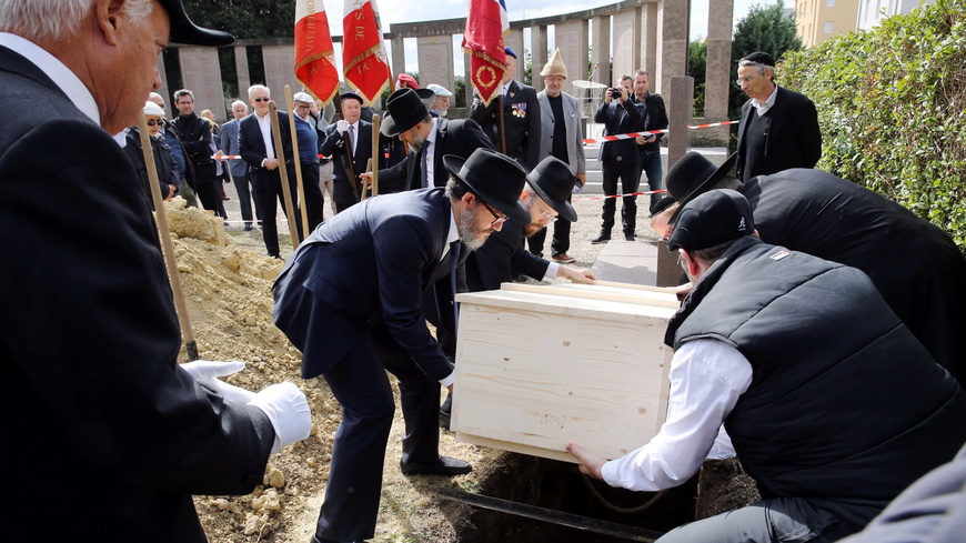 Inhumation de fragments humains de victimes juives du médecin nazi August Hirt.