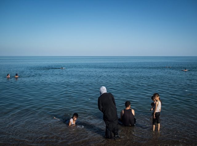 Une famille de refugies syrien sur le bord de mer proche du quartier de Mezitli