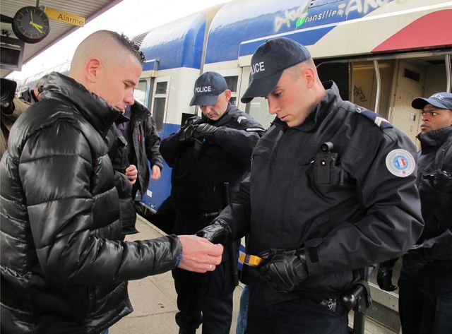 Le dispositif entend répondre à l'abandon du "récépissé" pour lutter contre les contrôles de police au faciès, écarté en 2013