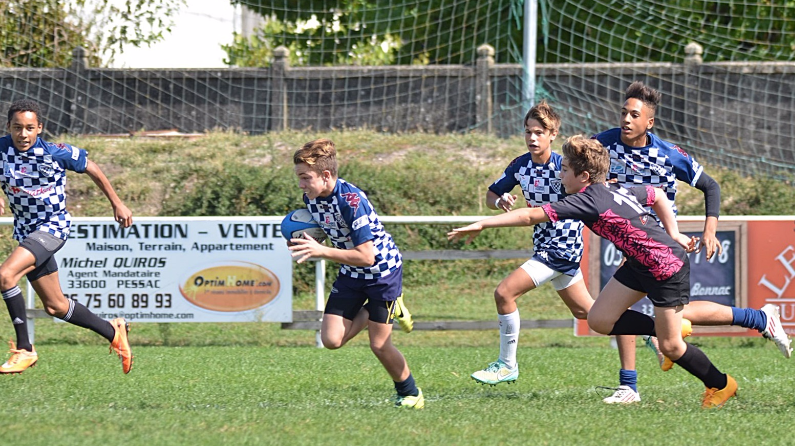 Les jeunes joueurs de Bègles en action.
