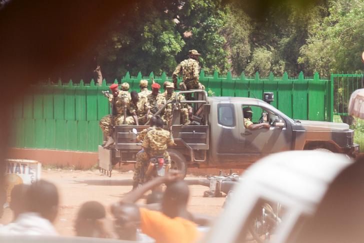 Des membres de la garde présidentielle cherchent des manifestants anti-coup d'Etat, Ouagadougou, sept 2015 (Burkina Faso)