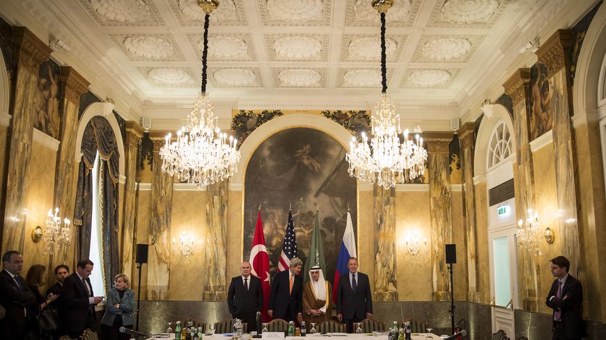 Les ministres des affaires étrangères turc, américain, saoudien et russe discutent de la Syrie à Vienne, le 23 octobre 2015