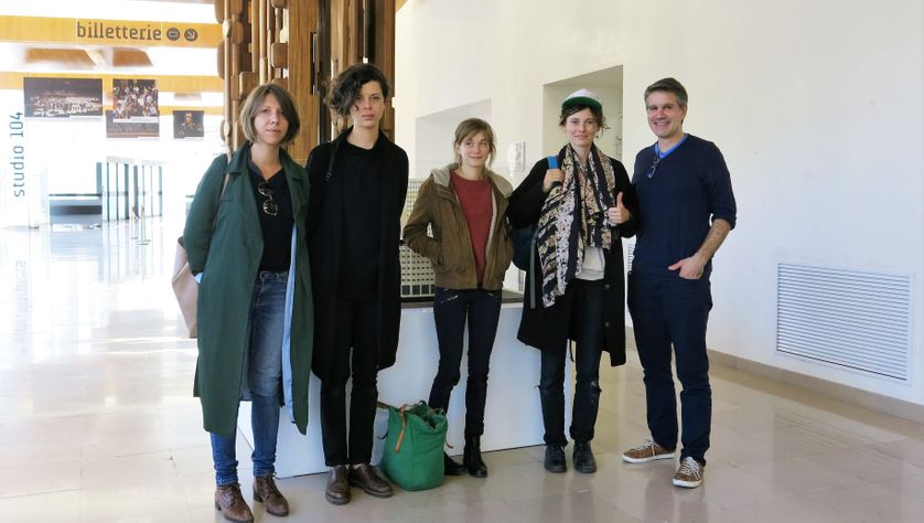Dans le hall de Radio France, arrivée des comédiennes Alice Lescanne & Sonia Derzypolski, Suzanne Aubert & Lyn Thibault accompag