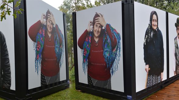 Le container diffusant Fils du vent, voyage sonore le long du Danube, œuvre sonore de Soundwalk Collective. Avec les photos S. Crasneanscki - Photo : H. Béraud / RF