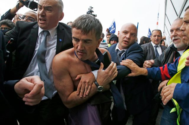 Xavier Broseta, DRH d'Air France, agressés par des salariés, aéroport Roissy - Charles de Gaulle, 5 octobre 2015.