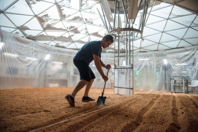 Marc Watney (Matt Damon) improvise une culture de pomme de terre sur Mars