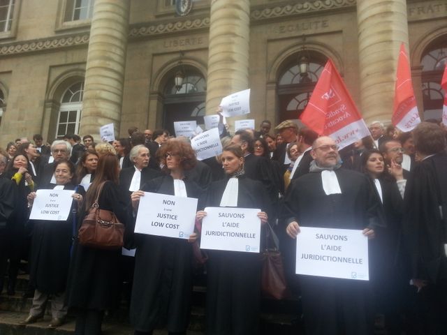 Les avocats manifestent contre la réforme de l'aide juridictionnelle